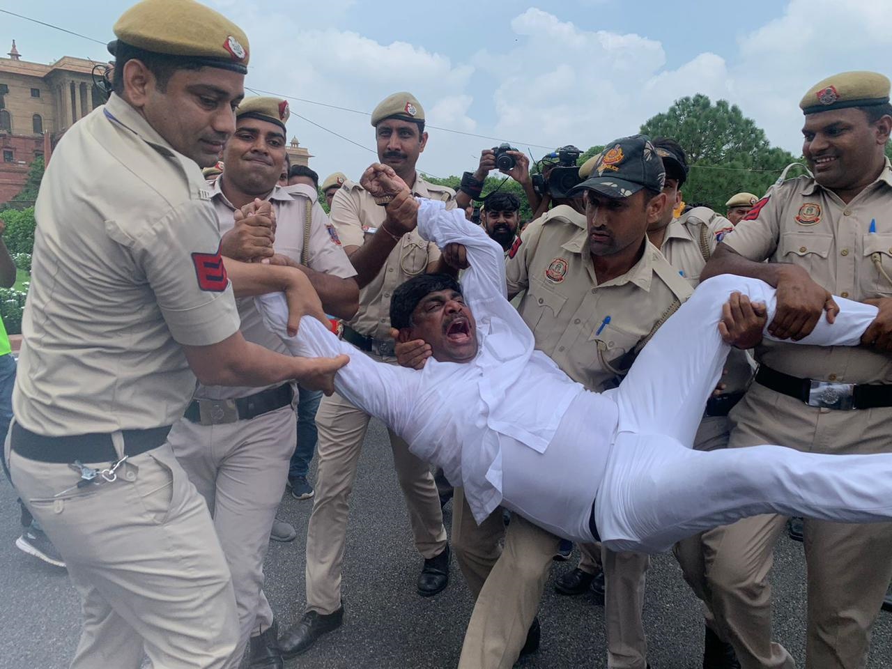 ರಾಜ್ಯದ ಸಂಸದ ಡಿ ಕೆ ಸುರೇಶ್​ರನ್ನು ಪೊಲೀಸರು ವಶಕ್ಕೆ ಪಡೆದ ರೀತಿ