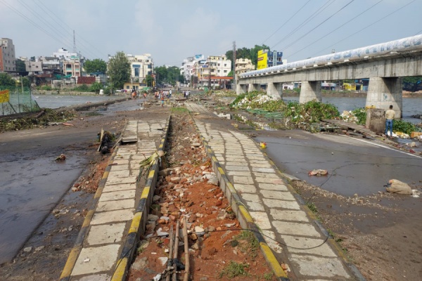 వరదలకు దెబ్బతిన్న రోడ్డు