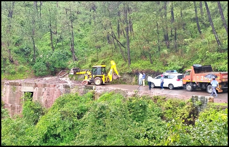 Landslide on Dharampur Kasauli road