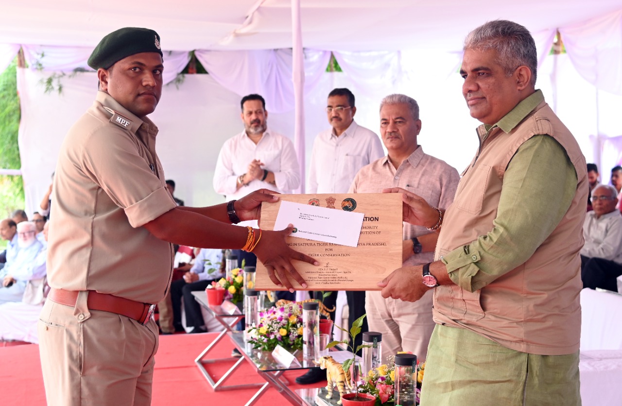 Two forest guards of STR honored on International Tiger Day