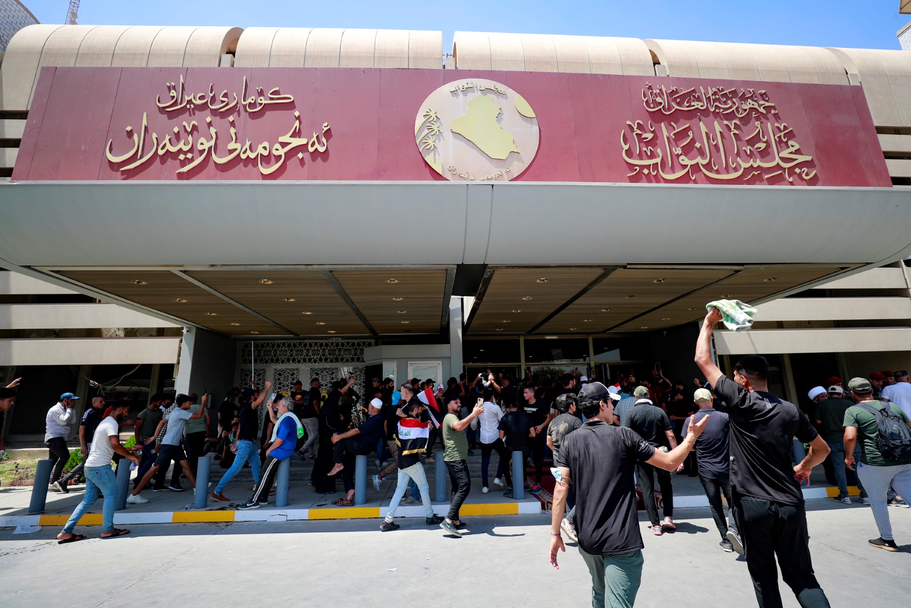 Iraqi protesters enter parliament again amid political tensions