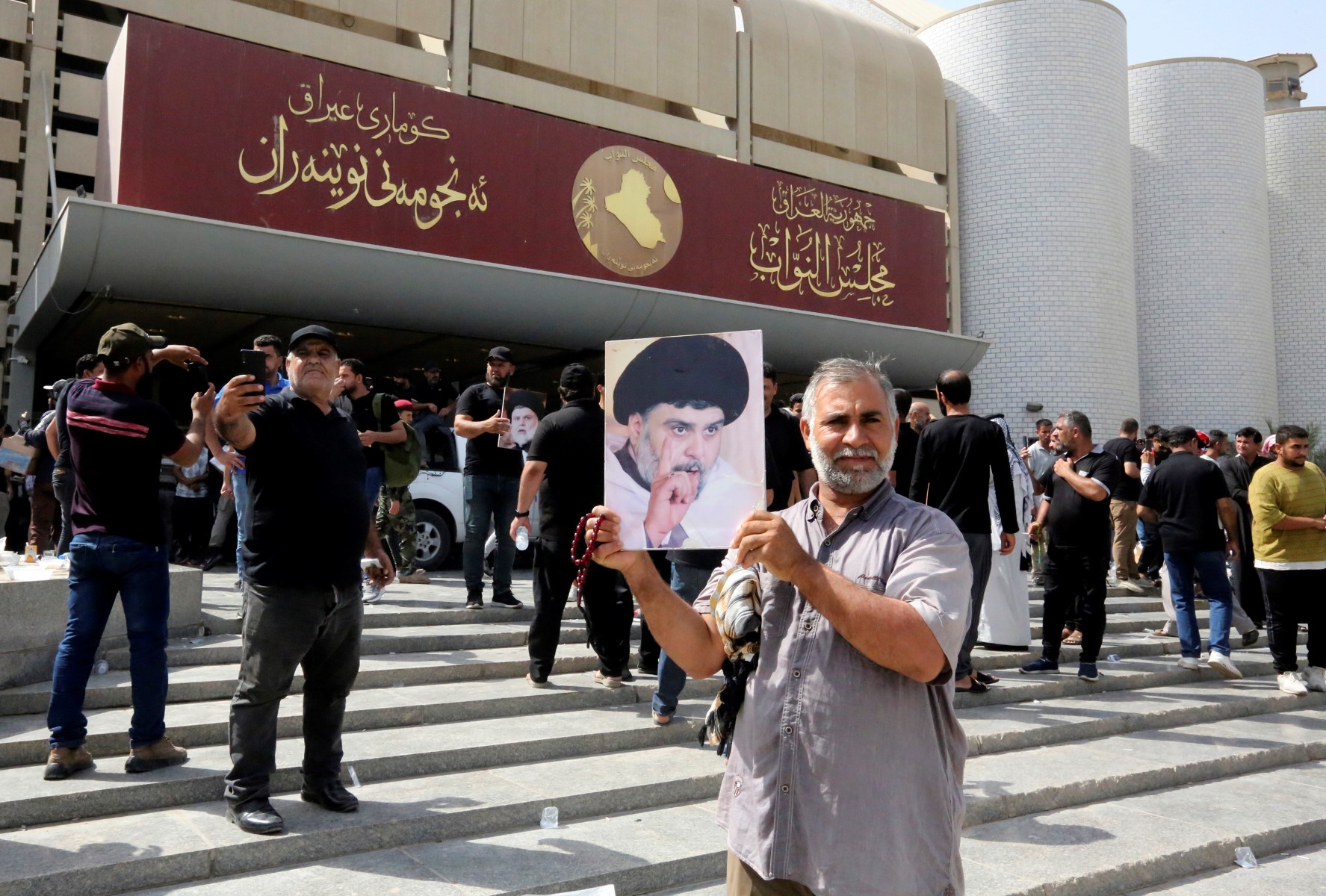 Hundreds of protesters in Iraqi parliament for second day