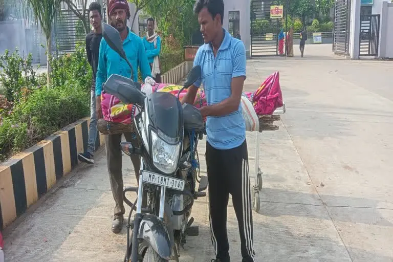 Man carries mother body on bike in madhya pradesh