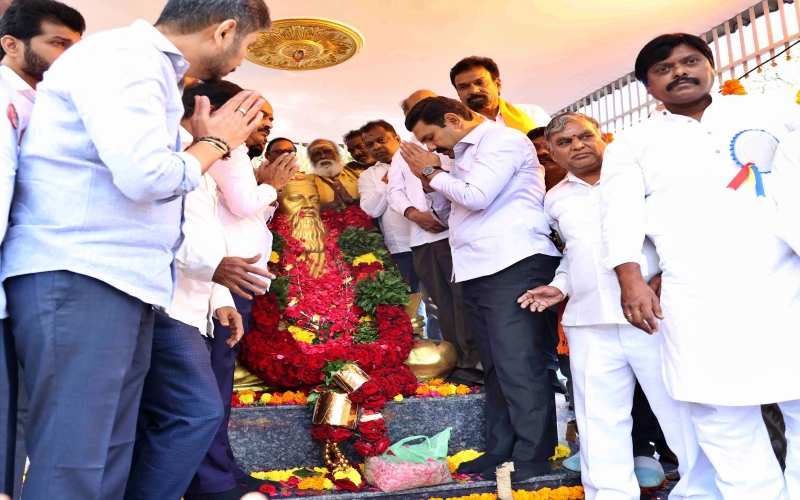 garlanded the Thiruvalluvar statue