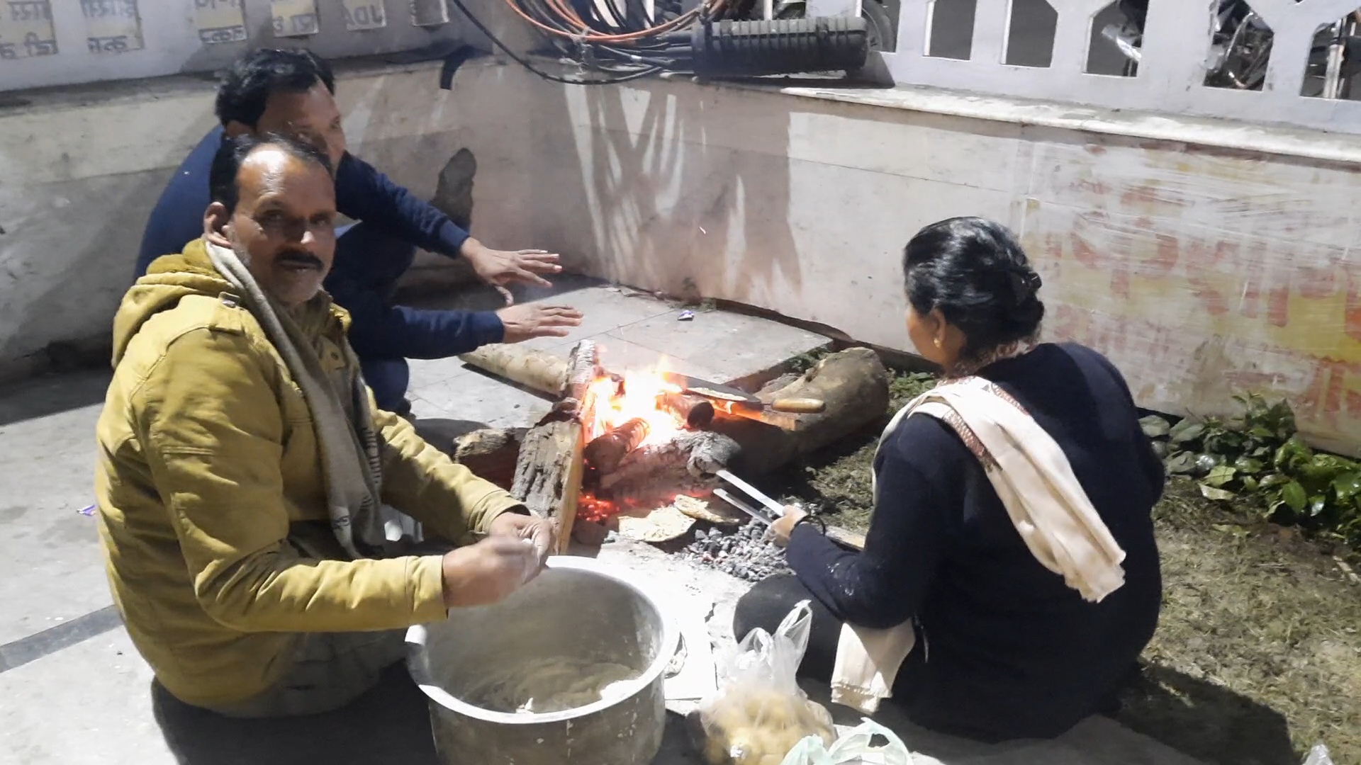 घर बचाने के लिए सर्द रात में लोगों ने शुरू किया धरना-प्रदर्शन