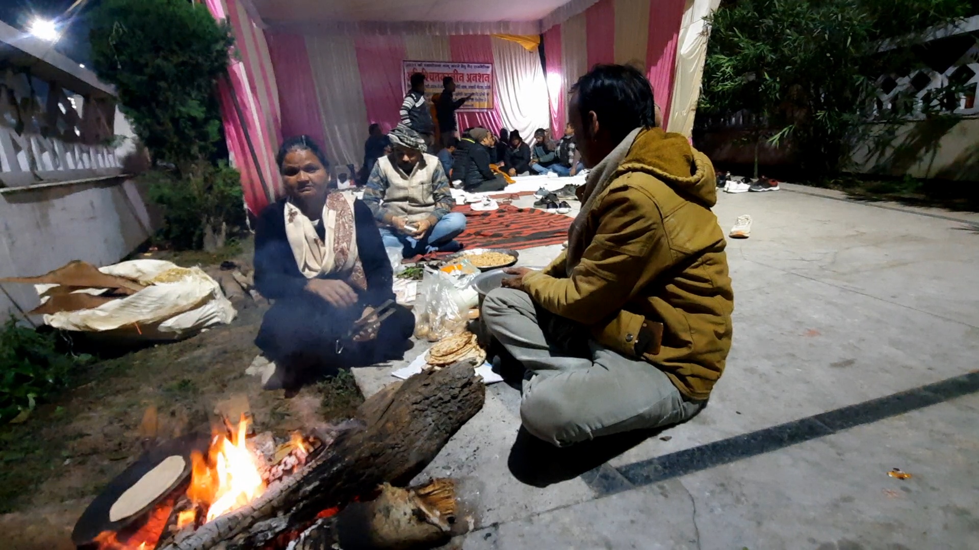 घर बचाने के लिए सर्द रात में लोगों ने शुरू किया धरना-प्रदर्शन