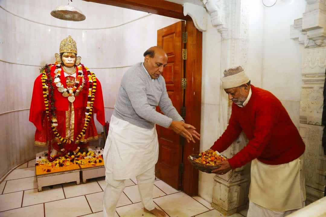 रक्षामंत्री राजनाथ सिंह ने हनुमान सेतु मंदिर में की सफाई.