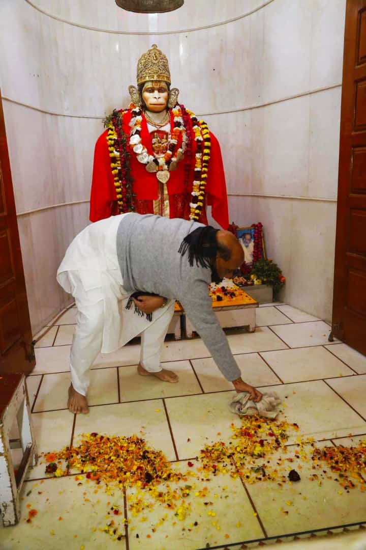 लखनऊ के हनुमान सेतु मंदिर में सफाई करते रक्षामंत्री राजनाथ सिंह.