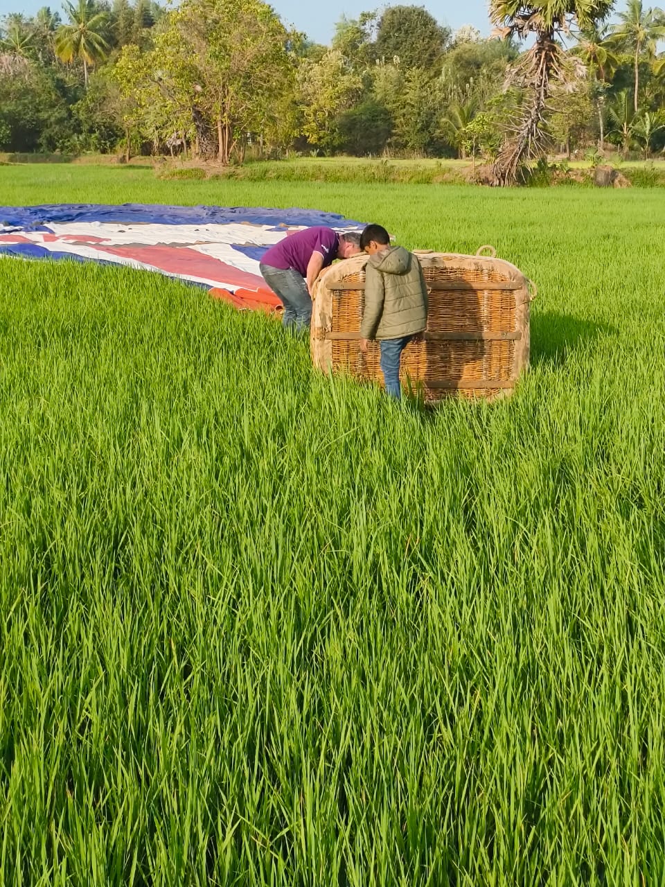 வயலில் தரையிறங்கிய ராட்சத பலூன்