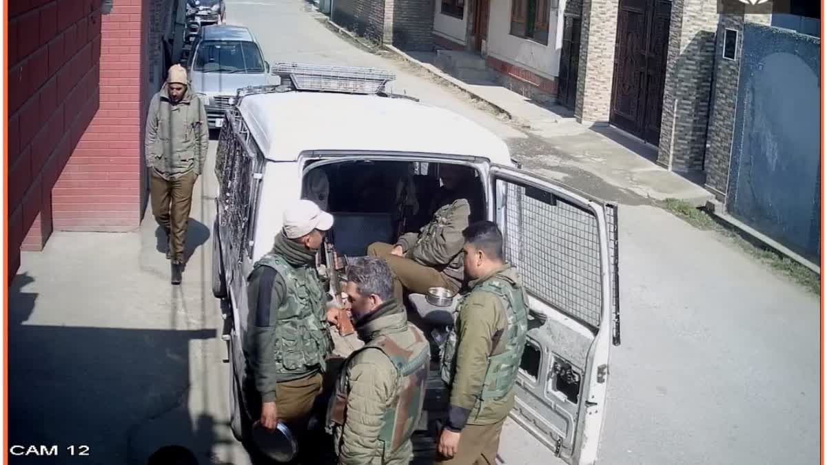 Etv Bharatmirwaiz-again-barred-for-offering-friday-prayers-in-jamia-masjid-srinagar