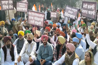 Congress workers Dharna at Shwet malik's place in favor of farmers' organizations