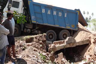 sand_lorry_into_bridge_in_krisha_disrict