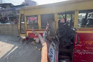 Bus accident  10injured  ലോറിയിൽ കെ എസ് ആർ ടി സി ബസ് ഇടിച്ചു  10 പേർക്ക് പരിക്ക്  kottayam bus accident