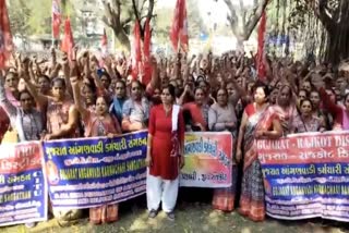 unique-protest-by-anganwadi-women-and-asha-workers-calling-ramdhun-in-dhoraji
