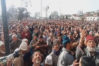 thousands-throng-hazratbal-dargah-on-friday-following-meraj