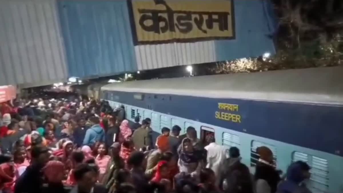 crowd-at-koderma-station-go-to-mahakumbh