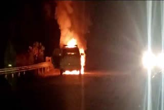 FOREIGN TOURISTS CAR CAUGHT FIRE