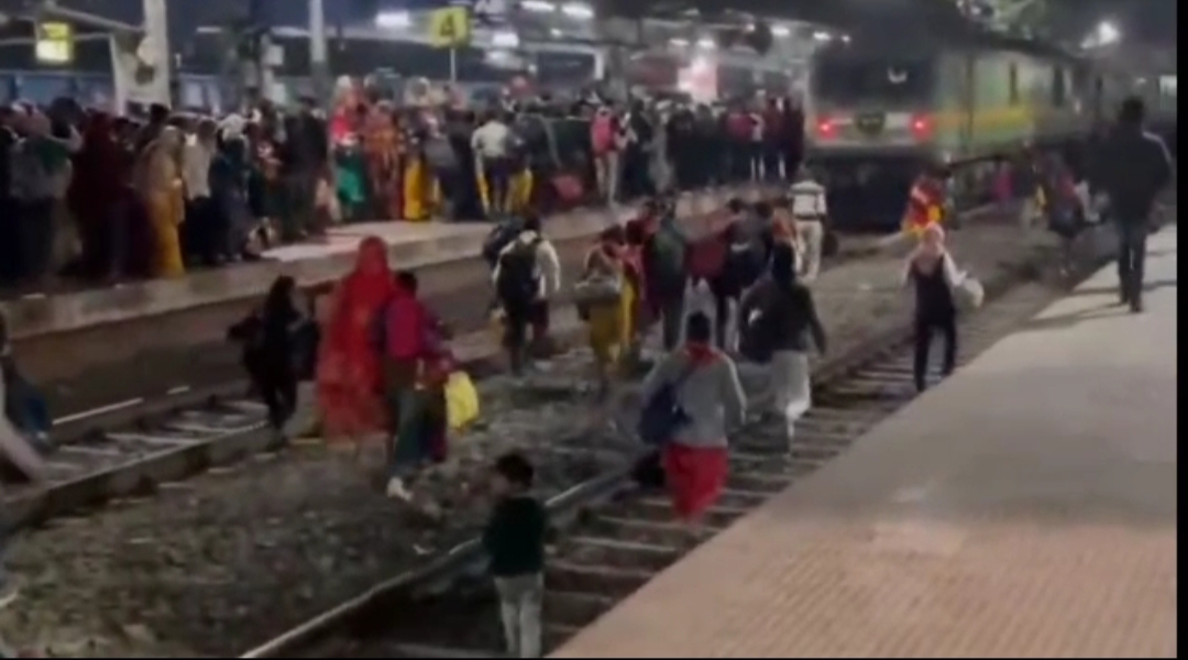 Crowd gathered at Koderma station go to MahaKumbh