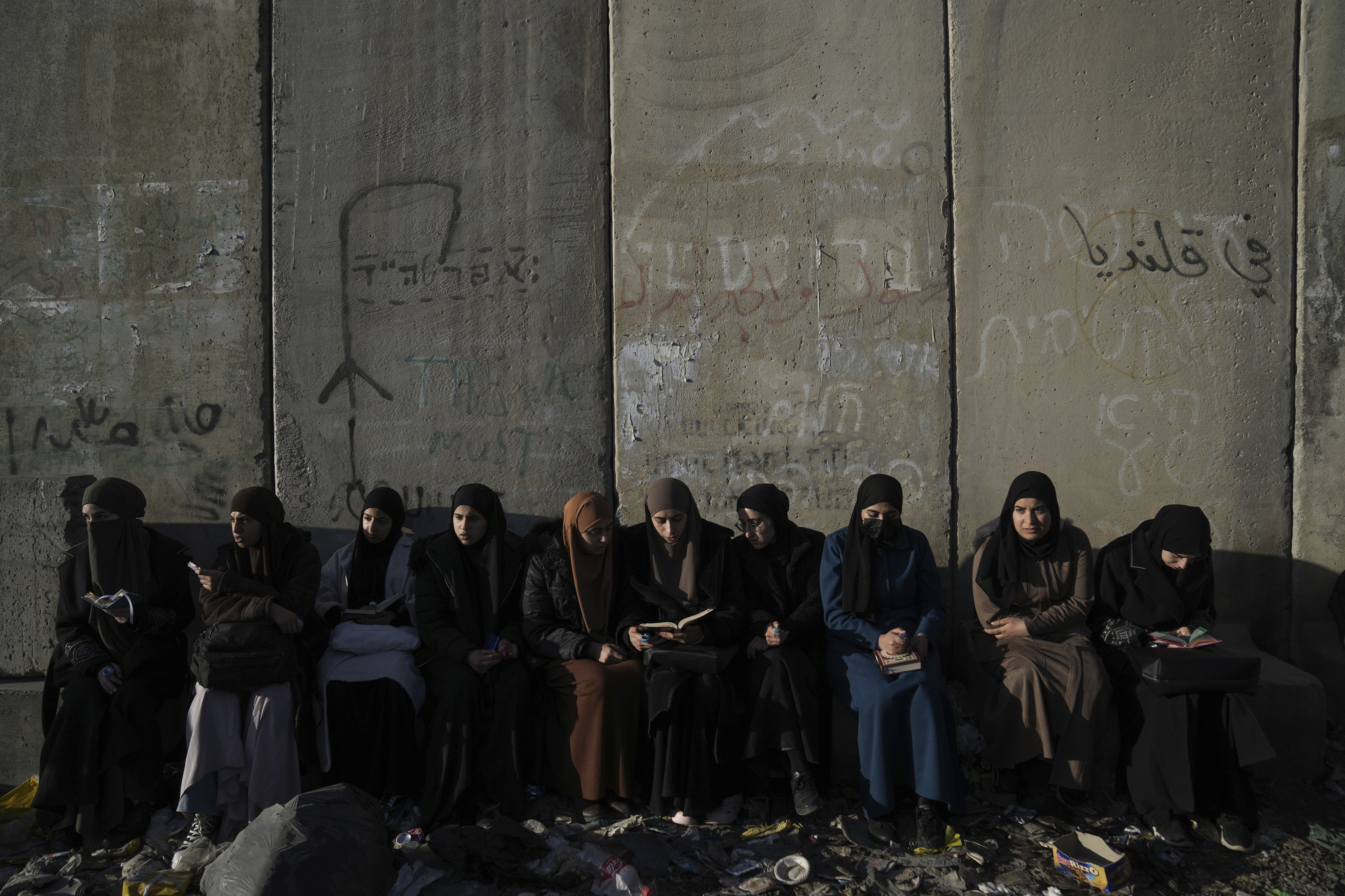 فلسطینی خواتین مسجد اقصیٰ میں نماز جمعہ میں شرکت کے لیے مغربی کنارے کے شہر رام اللہ کے قریب اسرائیلی فوجی قلندیہ چوکی کو عبور کر کے یروشلم جانے کا انتظار کر رہی ہیں۔ (Photo: AP)