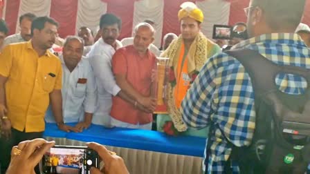 Former Minister Sara Mahesh felicitated Yaduveer Wodeyar.