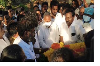 சஜி உடலுக்கு அஞ்சலி செலுத்தும் ஆனந்த் உள்ளிட்டோர்