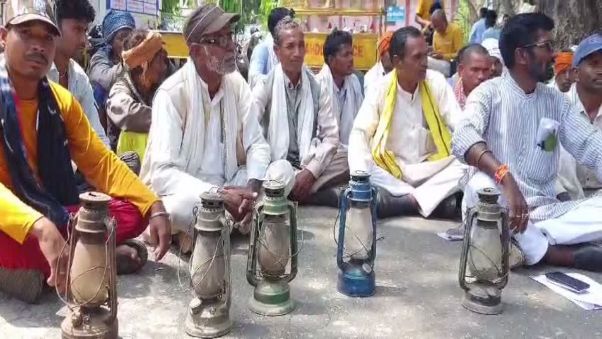 SHAHDOL PLEADING WITH LANTERN