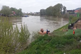 BOAT CAPSIZES IN JHELUM RIVER  COMMON PEOPLE SUNK IN JHELUM RIVER  BOAT ACCIDENT IN JHELUM RIVER  ഝലം നദിയിൽ യാത്രാബോട്ട് മറിഞ്ഞു