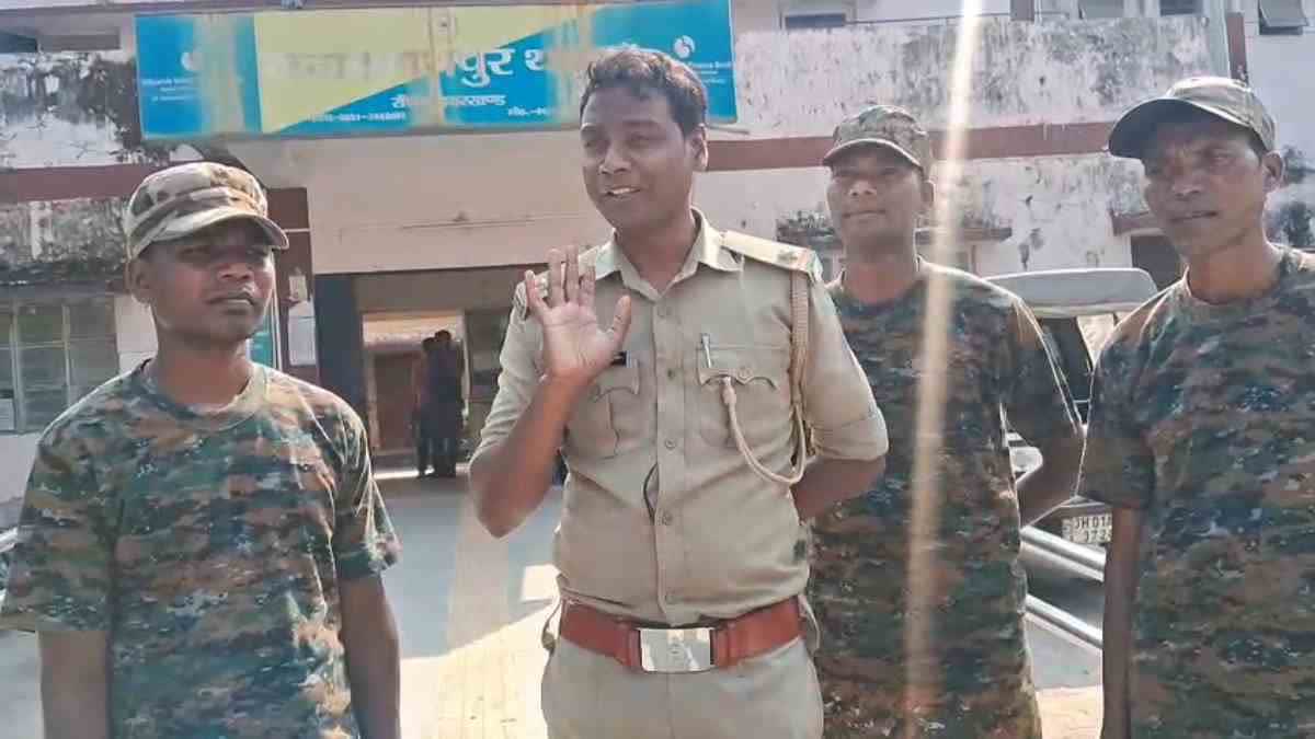 attacked-with-chilli-powder-on-ranchi-police-due-to-monkey-rescue