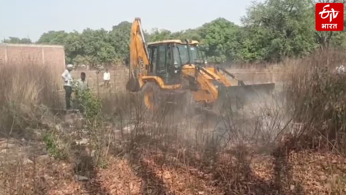 नटकुर गांव में अतिक्रमण पर चला बुलडोजर.