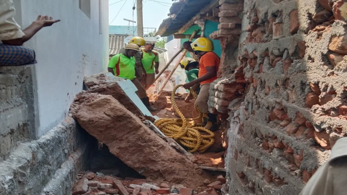 இடிந்து விழுந்த மண் வீடு
