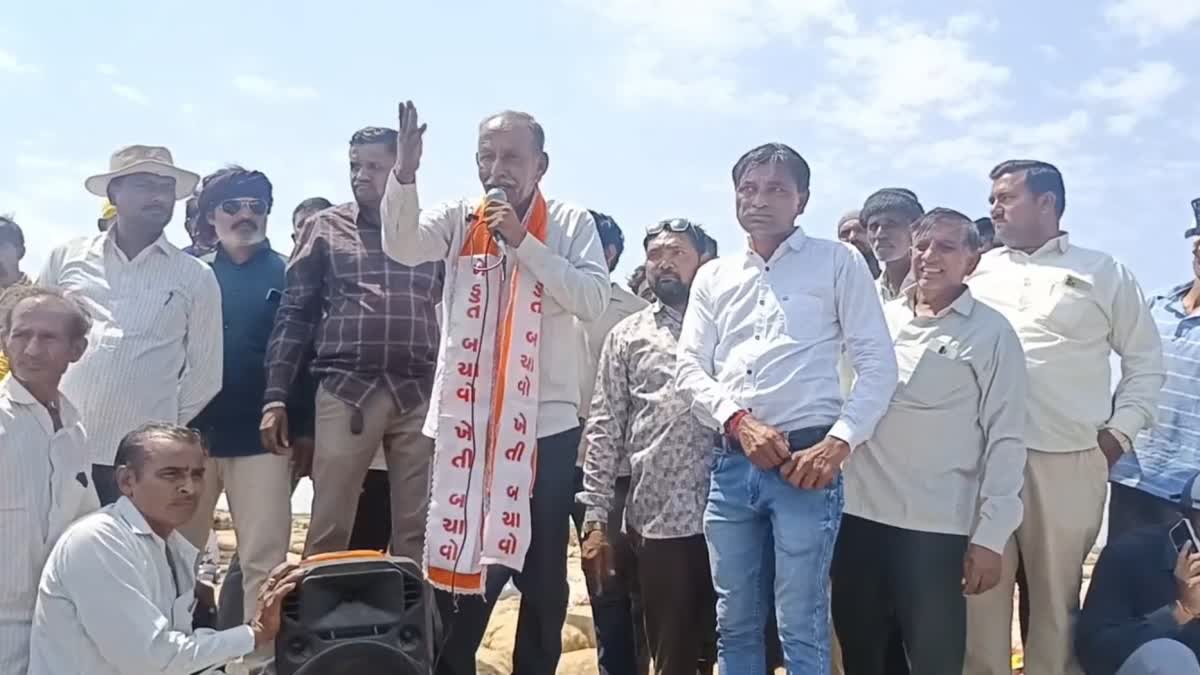 મહુવા યાર્ડમાં ડુંગળીના ભાવ તૂટતા ખેડૂતોનો હોબાળો