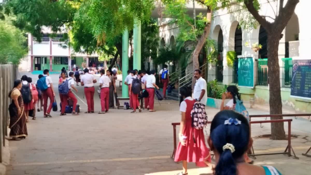 புத்தக பையை சோதனை செய்யும் ஆசிரியர்கள்
