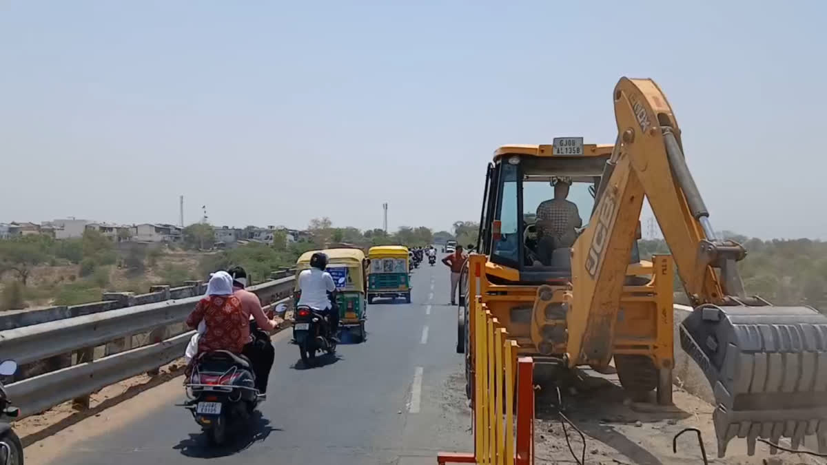 મેરવાડાના વર્ષો જુના બ્રિજ પર પડ્યું ગાબડું