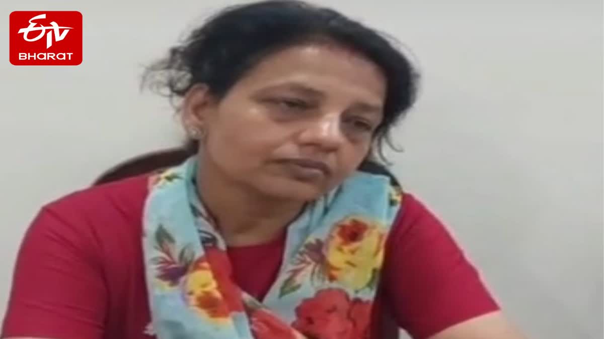 बदमाशों से मुकाबले में घायल पुष्पा देवी.
