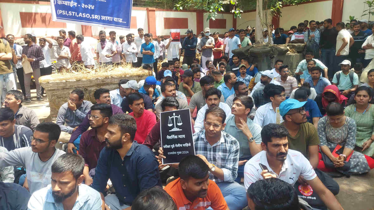 राज्यसेवा मुख्य परीक्षा पुढे ढकलण्याच्या मागणीसाठी एमपीएससी विद्यार्थ्यांचं आंदोलन MPSC students protest demanding postponement of State Services Mains Exam