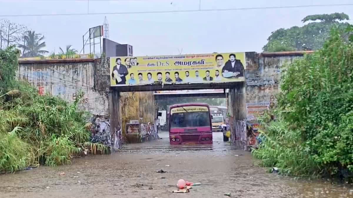 சுரங்கப்பாதை மழை நீரில் சிக்கிய அரசு பேருந்து