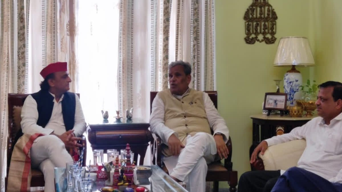 Akhilesh Yadav meets Congress leader Srikant Jena