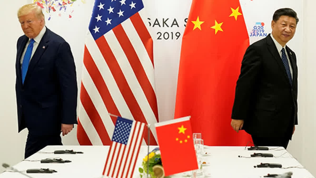 US President Donald Trump (L) and  Chinese President Xi Jinping (R)