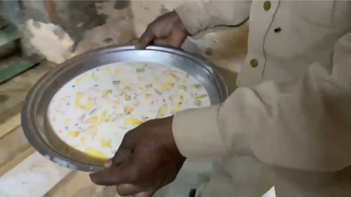 आइसक्रीम खा रहे भालू