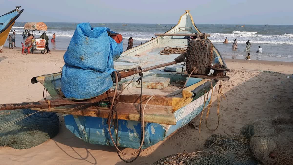 Govt_distributes_money_to_fishermen