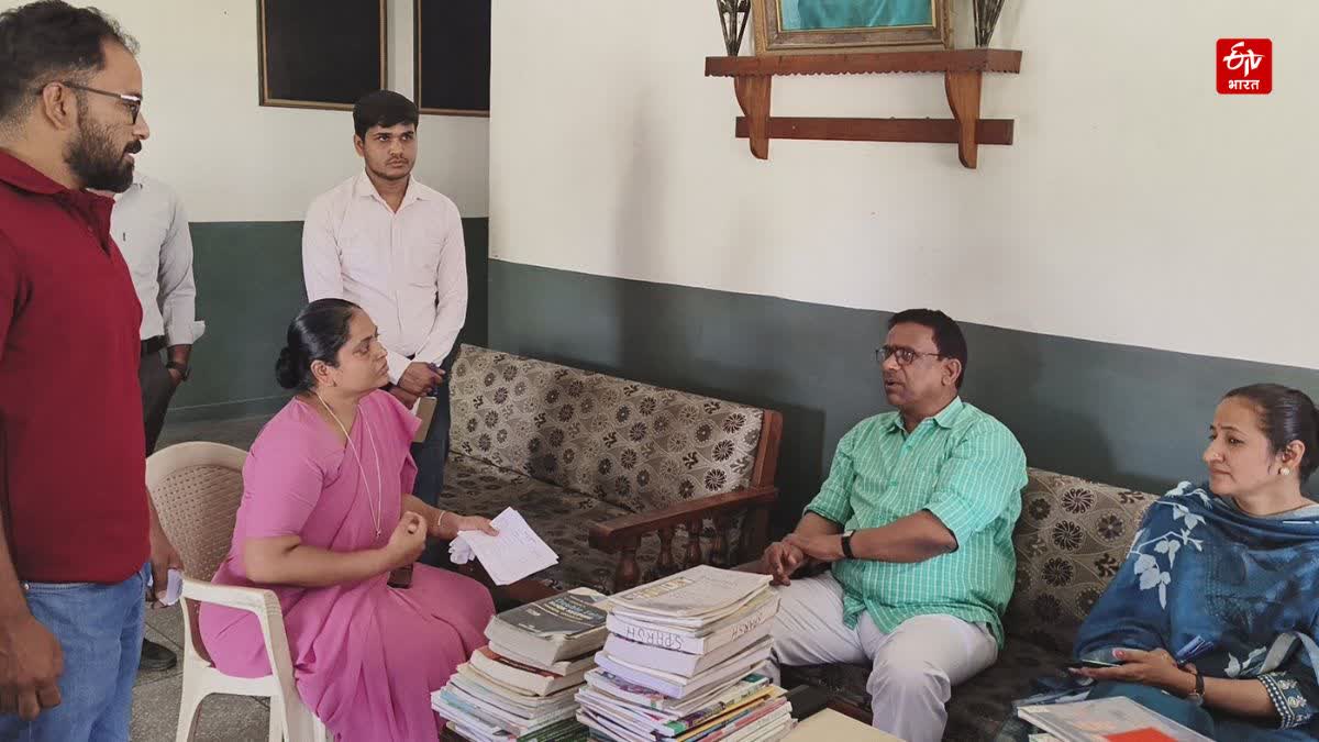 निजी स्कूल में जांच के लिए पहुंचे अफसर.