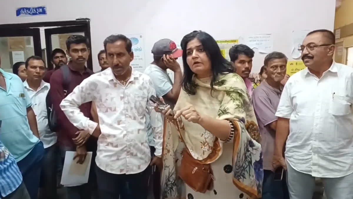 જન્મ મરણ શાખામાં કોર્પોરેટરનો હોબાળો