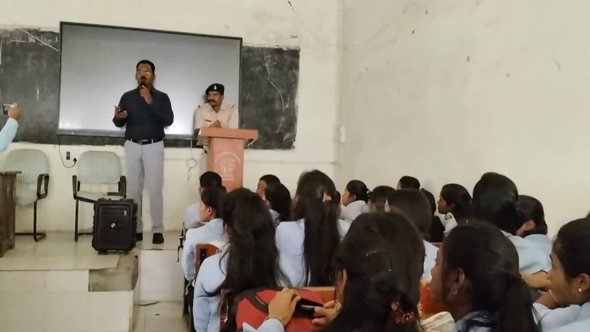 hazaribag-police-educating-children-on-cyber-security