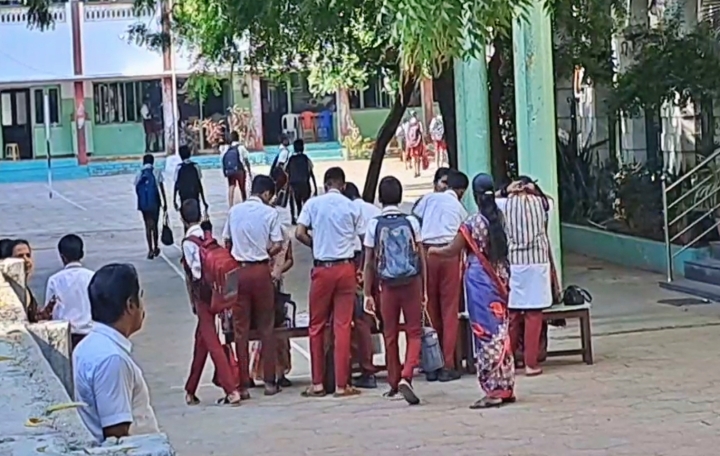 புத்தக பையை சோதனை செய்யும் ஆசிரியர்கள்