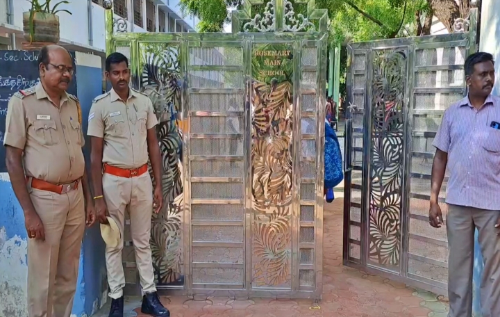 பள்ளி வளாகத்திற்கு வெளியே போலீசார் பாதுகாப்பு