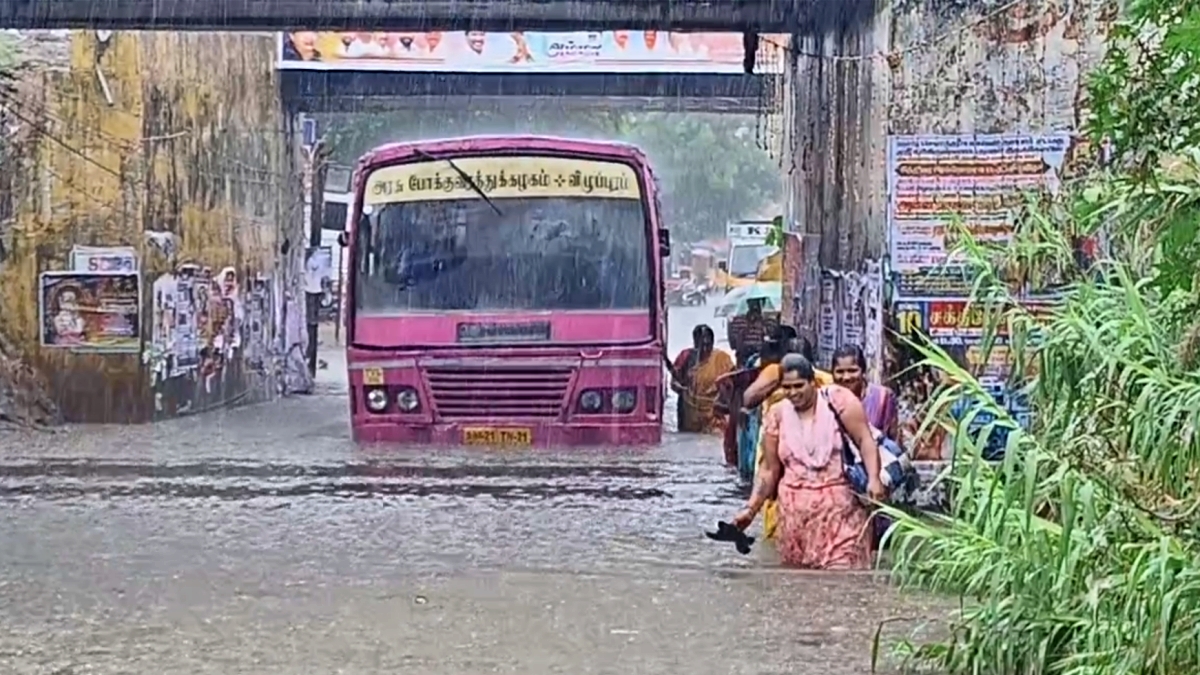 மழை நீரில் பேருந்தில் இருந்து இறங்கி வந்த பயணிகள்
