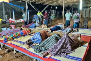 காலவரையறையற்ற உண்ணாவிரதத்தில் ஈடுபட்டுள்ள நபர்கள்