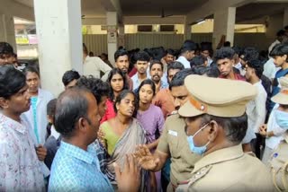 மாணவியின் உறவினருடன் போலீசார் பேச்சுவார்த்தை