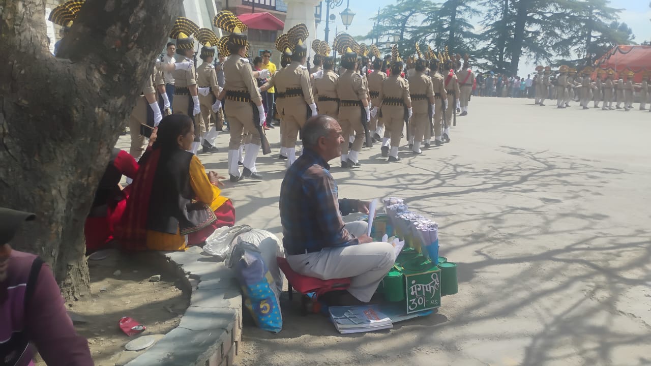 डिब्बे में मसालेदार चने, मूंगफली और चिप्स बेचते हैं रतन लाल