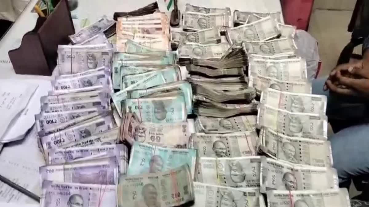 police recovered Rs 16 lakh from car During vehicle checking in Jamtara